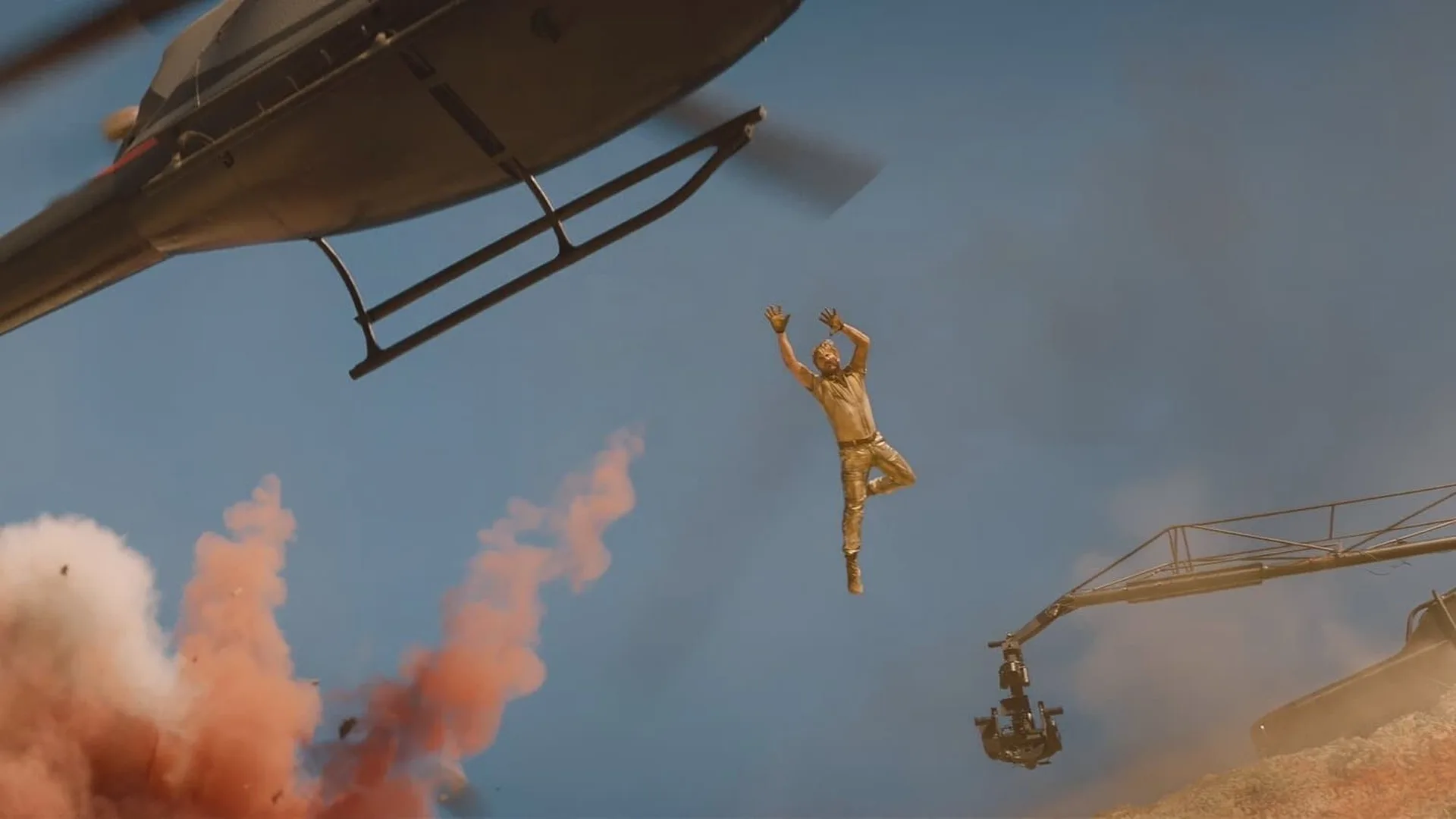 Ryan Gosling colgado de un helicóptero en Profesión peligro.
