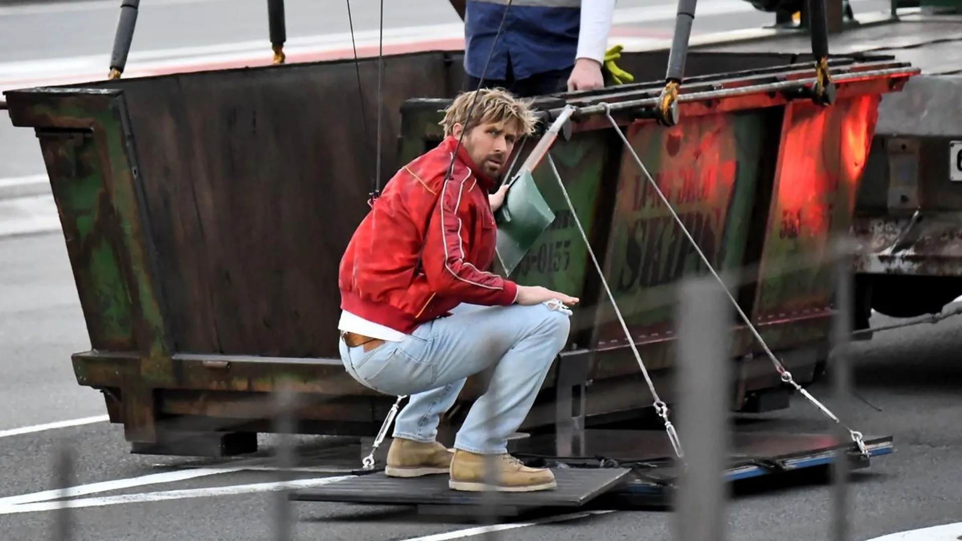 Ryan Gosling filmando Profesión peligro en un puente de Australia