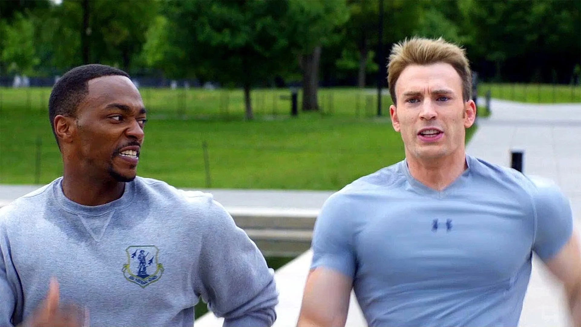 Sam Wilson y Steve Rogers corriendo en Capitán América y el Soldado del Invierno
