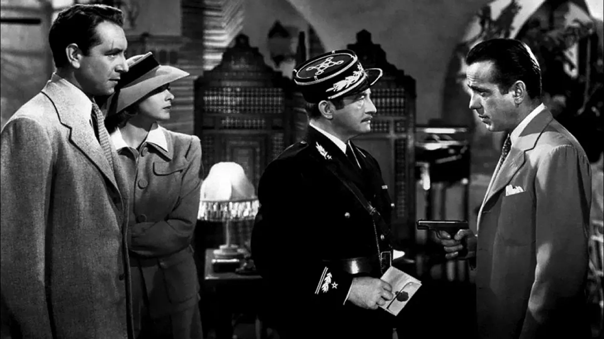 Dirigida por Michael Curtiz, ambientada durante la Segunda Guerra Mundial, la película se desarrolla en la ciudad de Casablanca, Marruecos