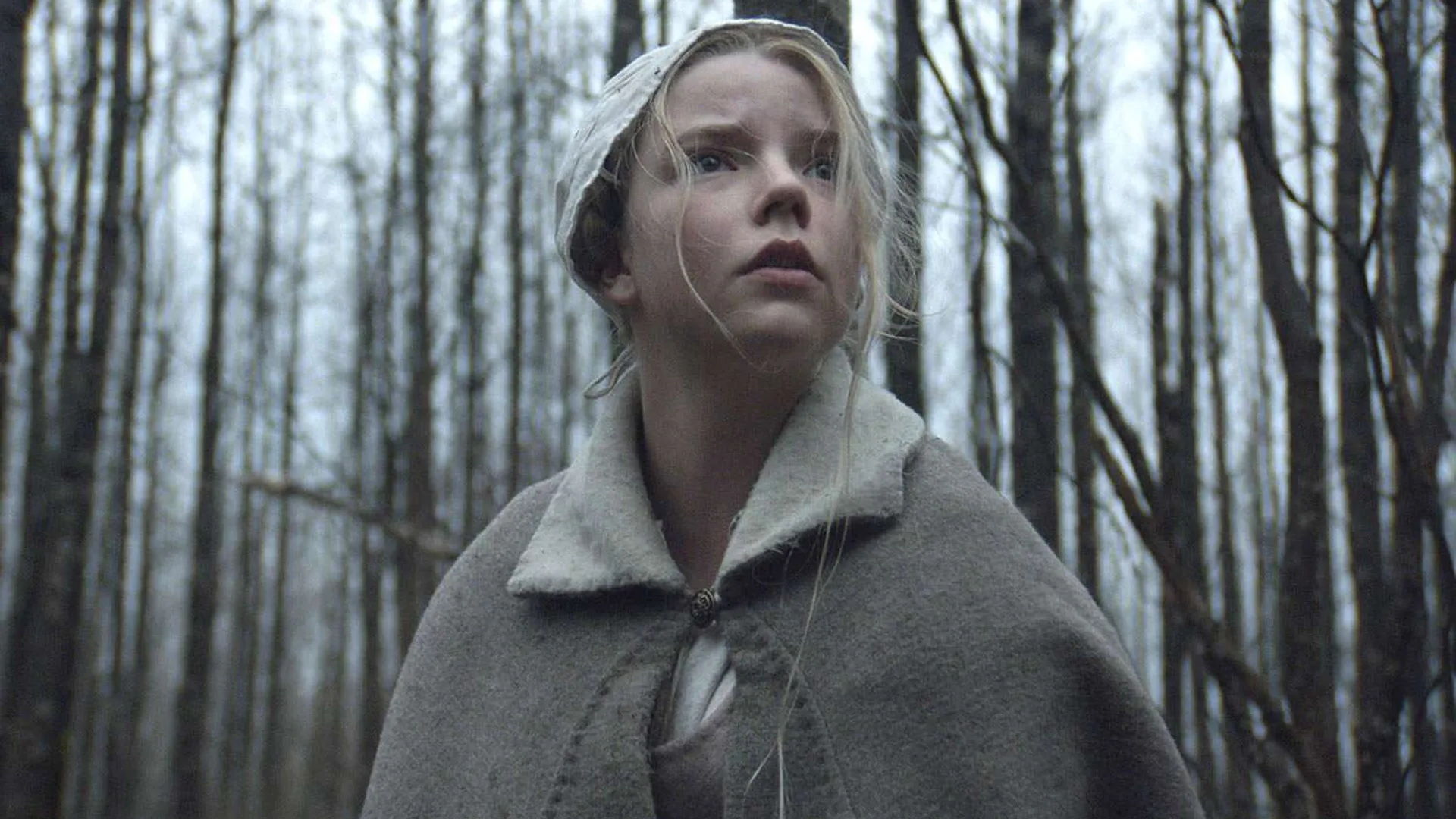 Anya Taylor-Joy en el bosque con mirada perdida, películas de terror religiosas
