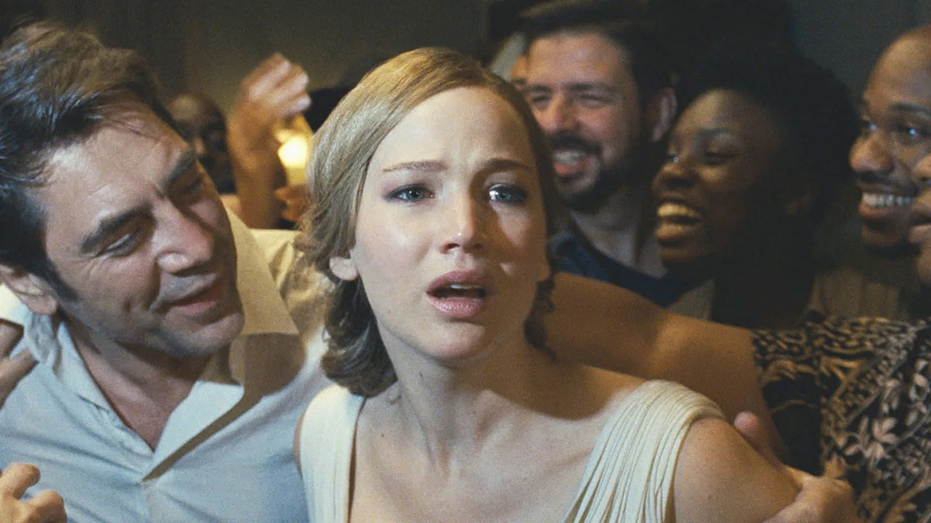 Jennifer Lawrence en Madre rodeada de personas