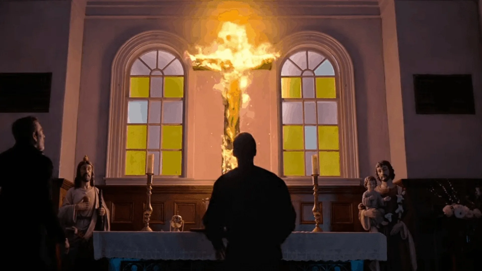 Ruega por nosotros, hombres observando una cruz en llamas