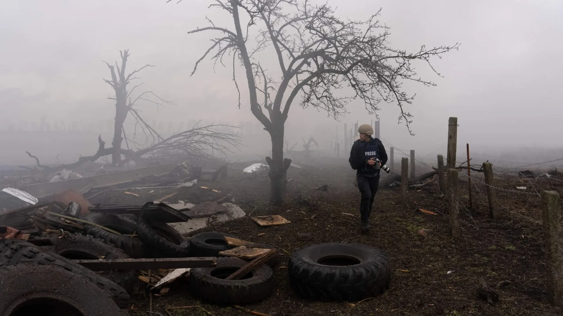 20 Days In Mariupol - hombre entre el humo