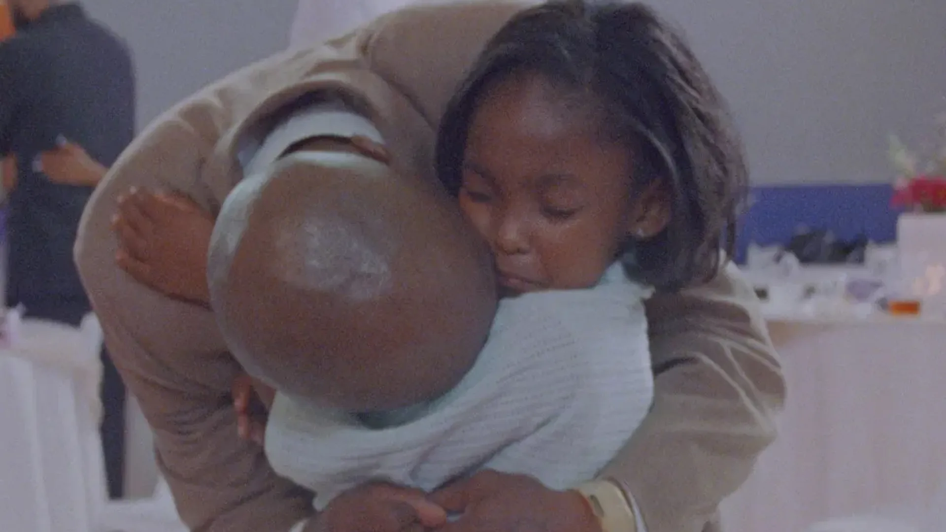 Daughters padre abrazando a su hija 