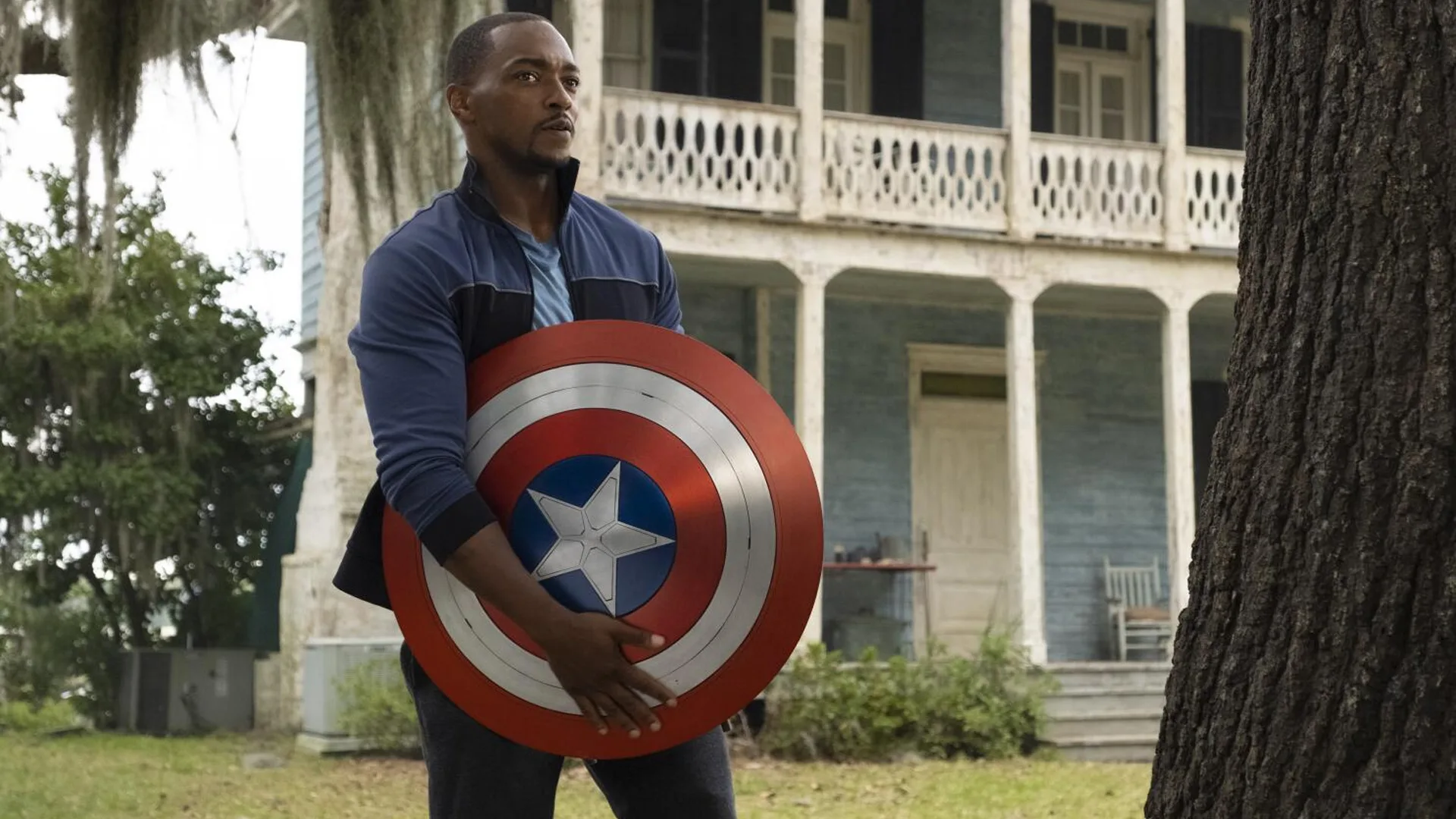 Sam Wilson con el escudo de Capitán América