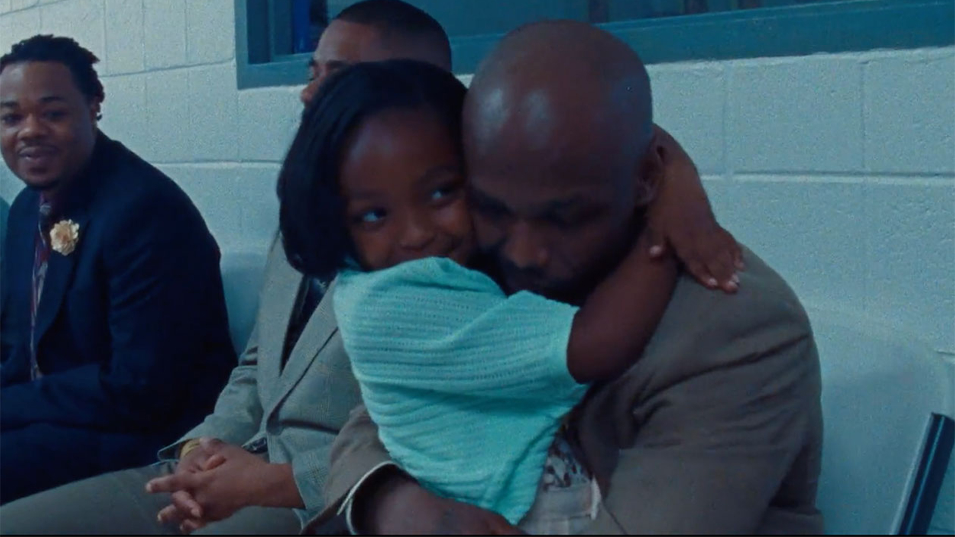 Padre en la cárcel reencontrándose con su hija