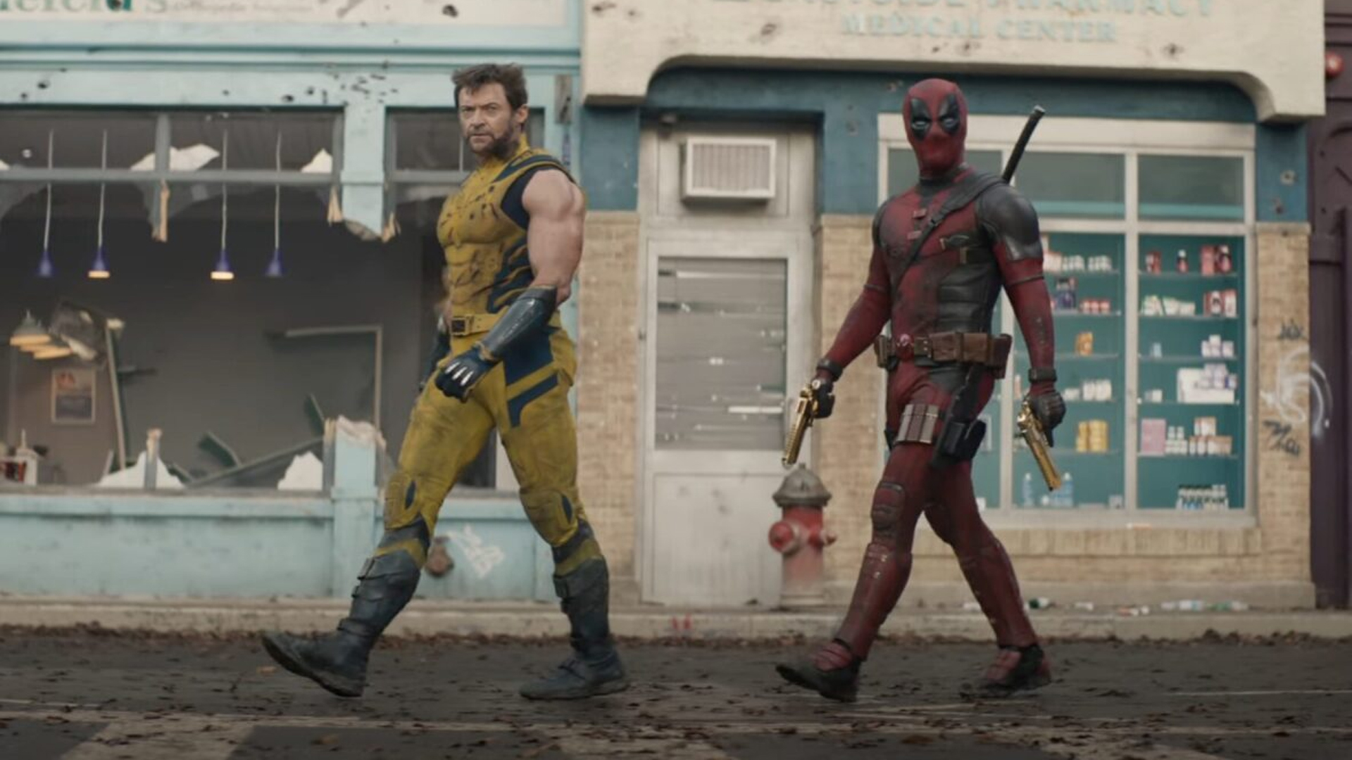 Deadpool y Wolverine caminando