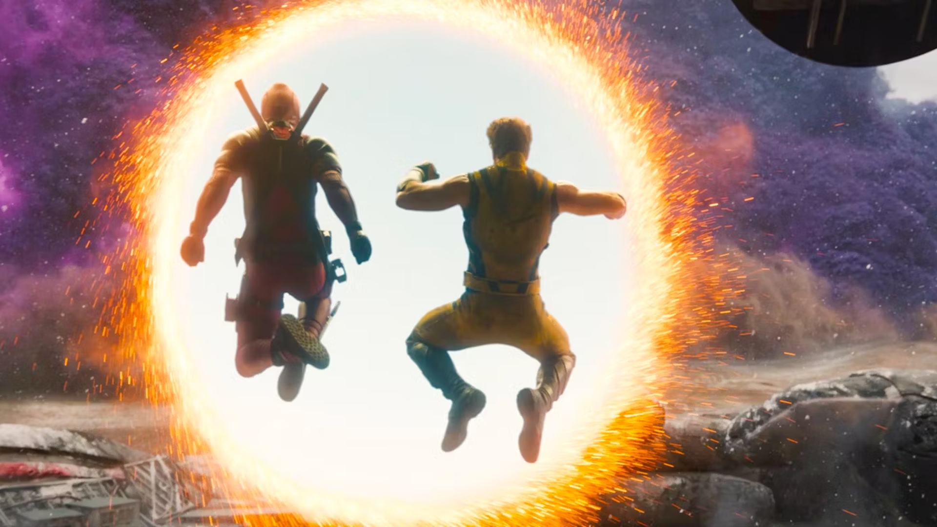 Deadpool y Wolverine brincando al portal