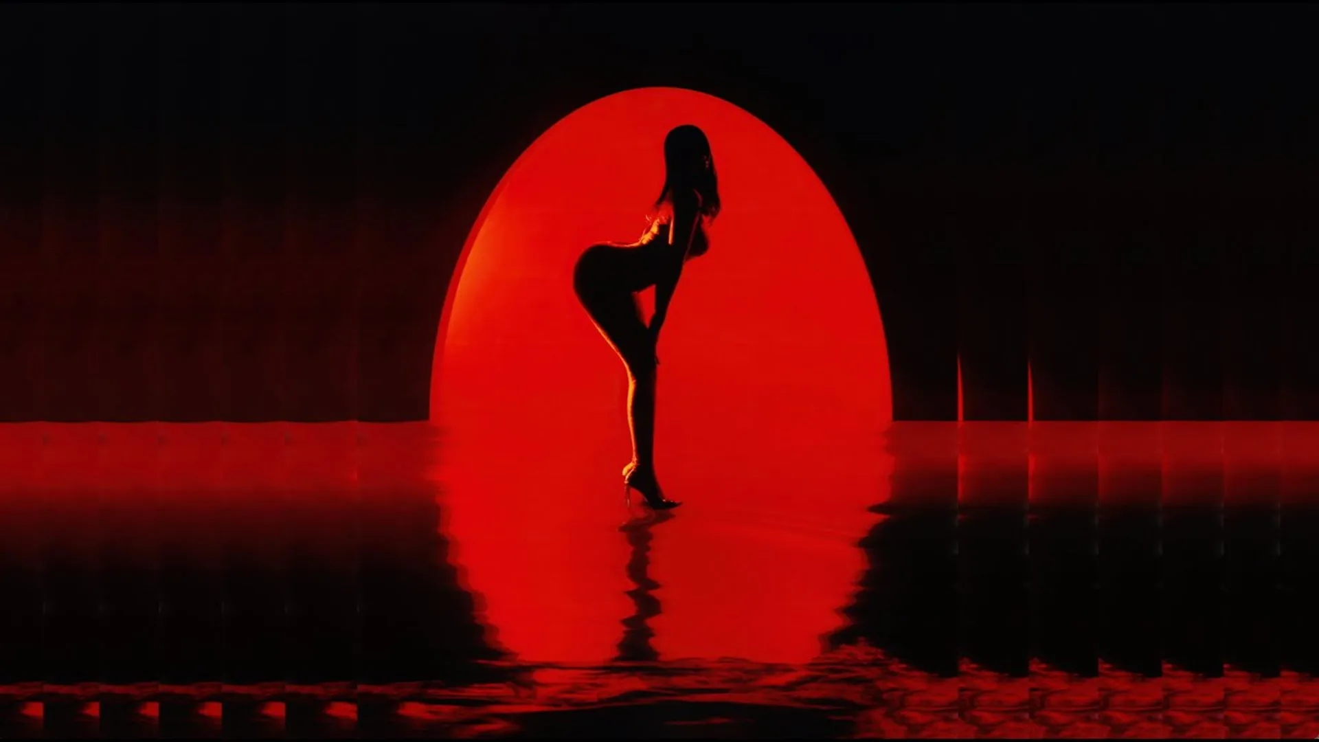 Kali Uchis en el video de Moonlight con una luna roja de fondo