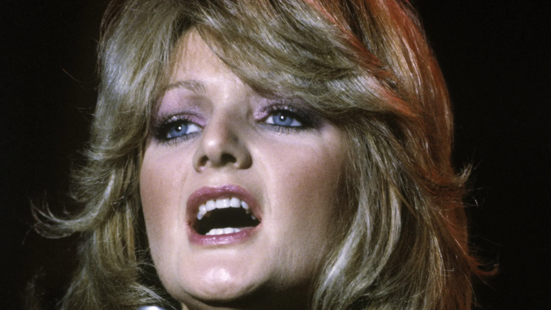 Bonnie Tyler cantando en un video musical 