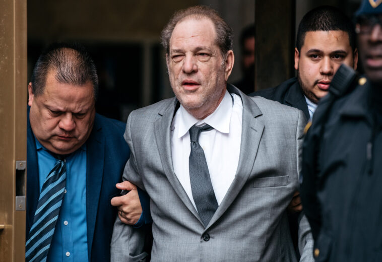 Harvey Weinstein escoltado en juicio
