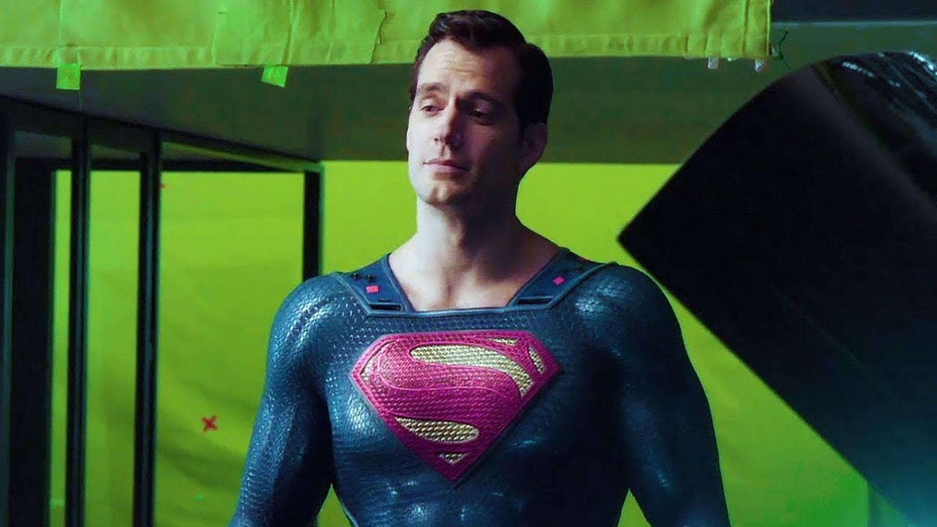 Henry Cavill con el traje de Superman