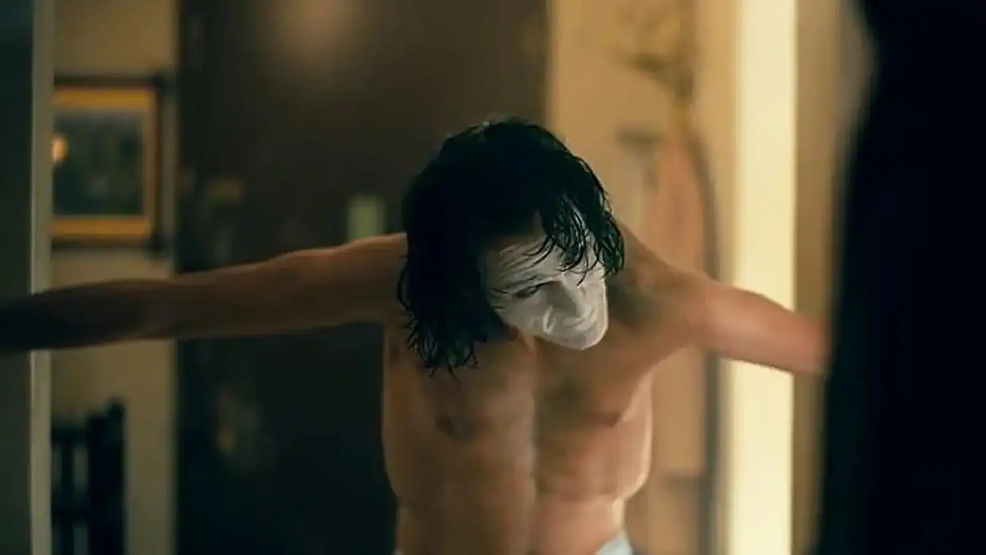 Joaquin Phoenix como Guasón con la cara pintada de blanco