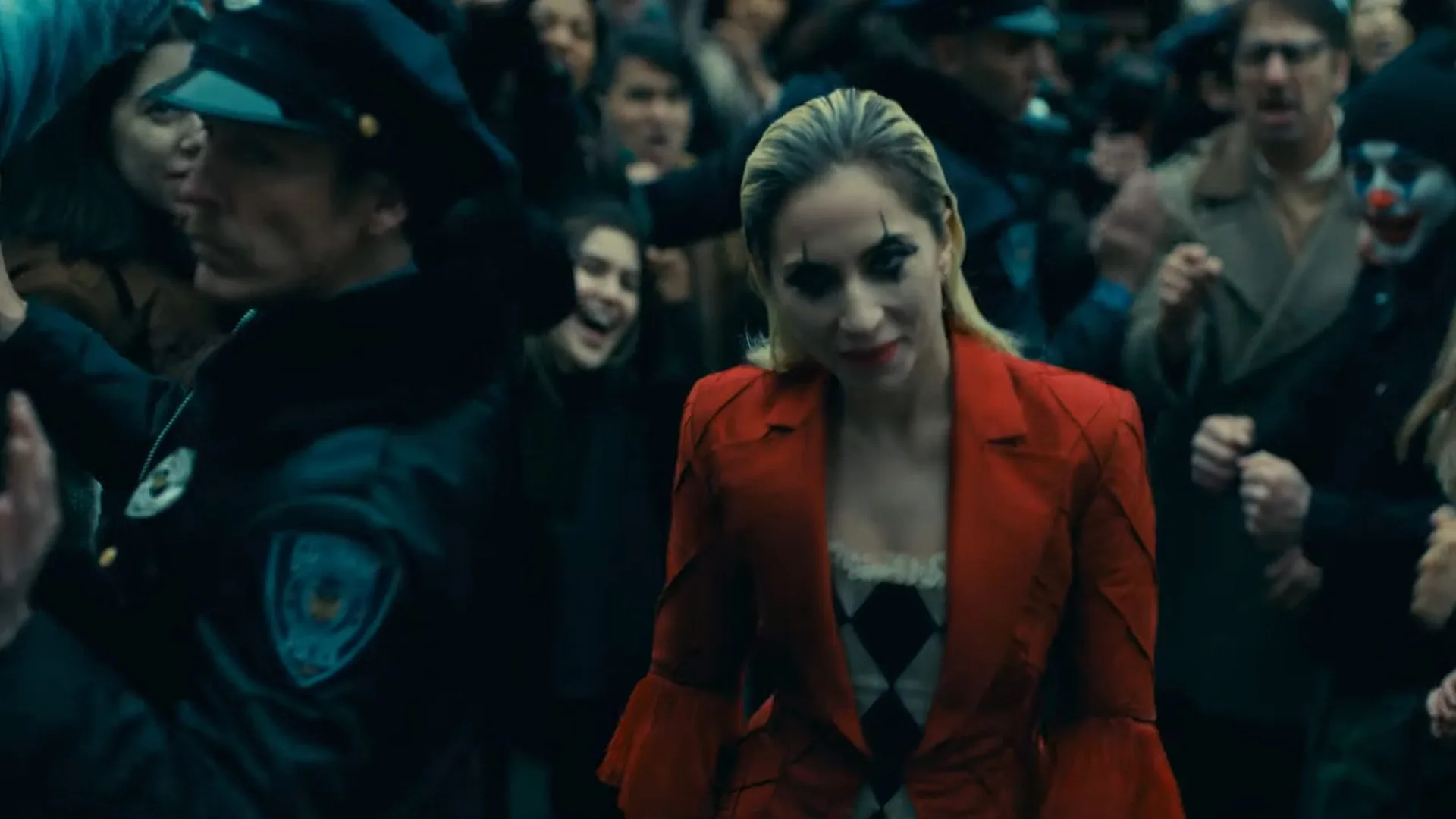 Harley Quinn entrando a la corte de Ciudad Gótica