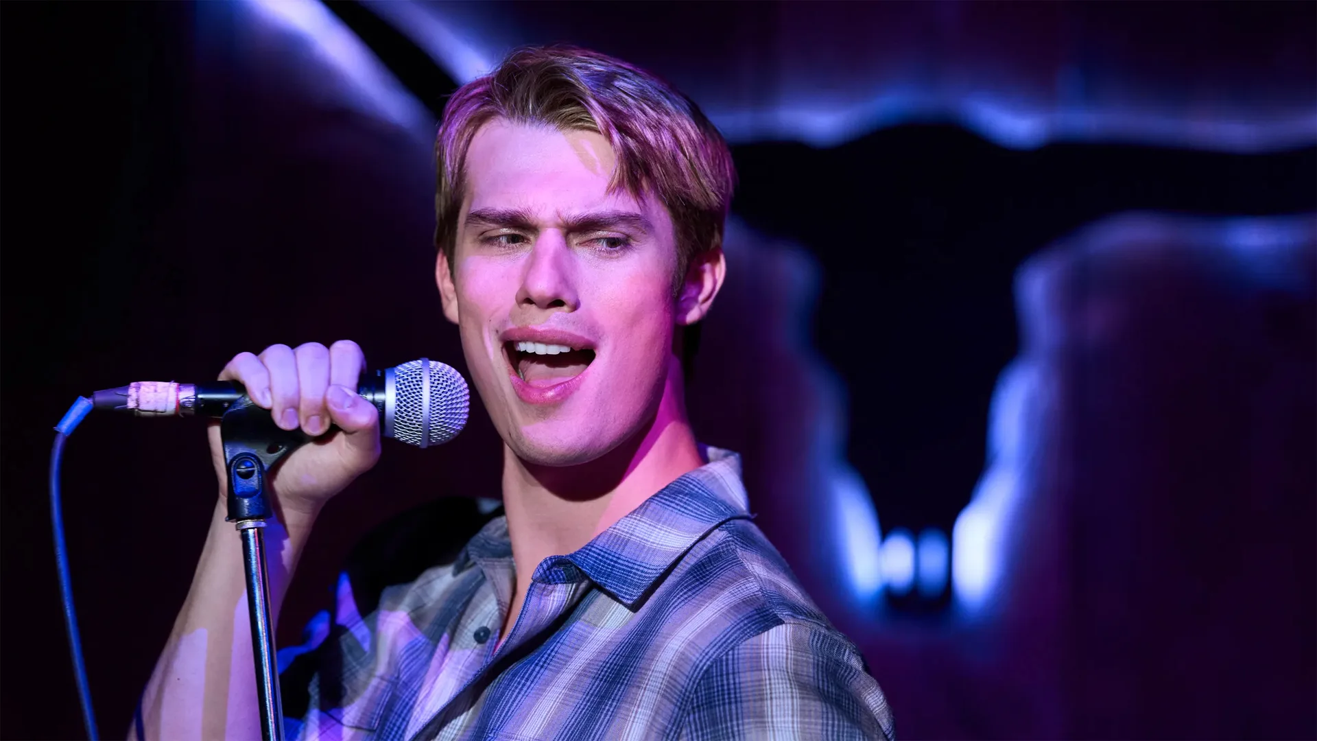 Nicholas Galitzine cantando en un karaoke, Rojo, blanco y sangre azul.