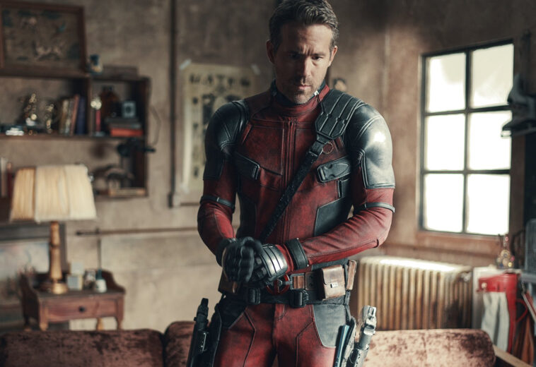 Ryan Reynolds con el traje de Deadpool