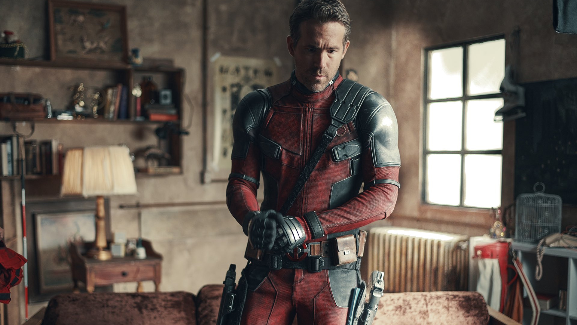 Ryan Reynolds con el traje de Deadpool