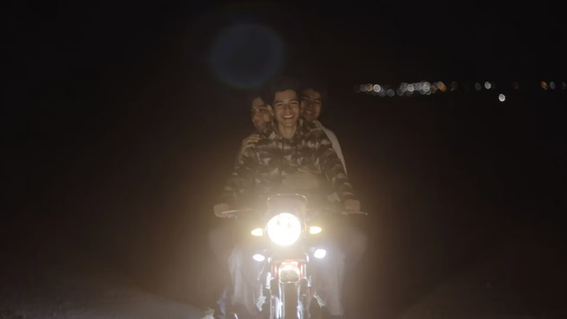 Sujo chicos en motocicleta de noche 