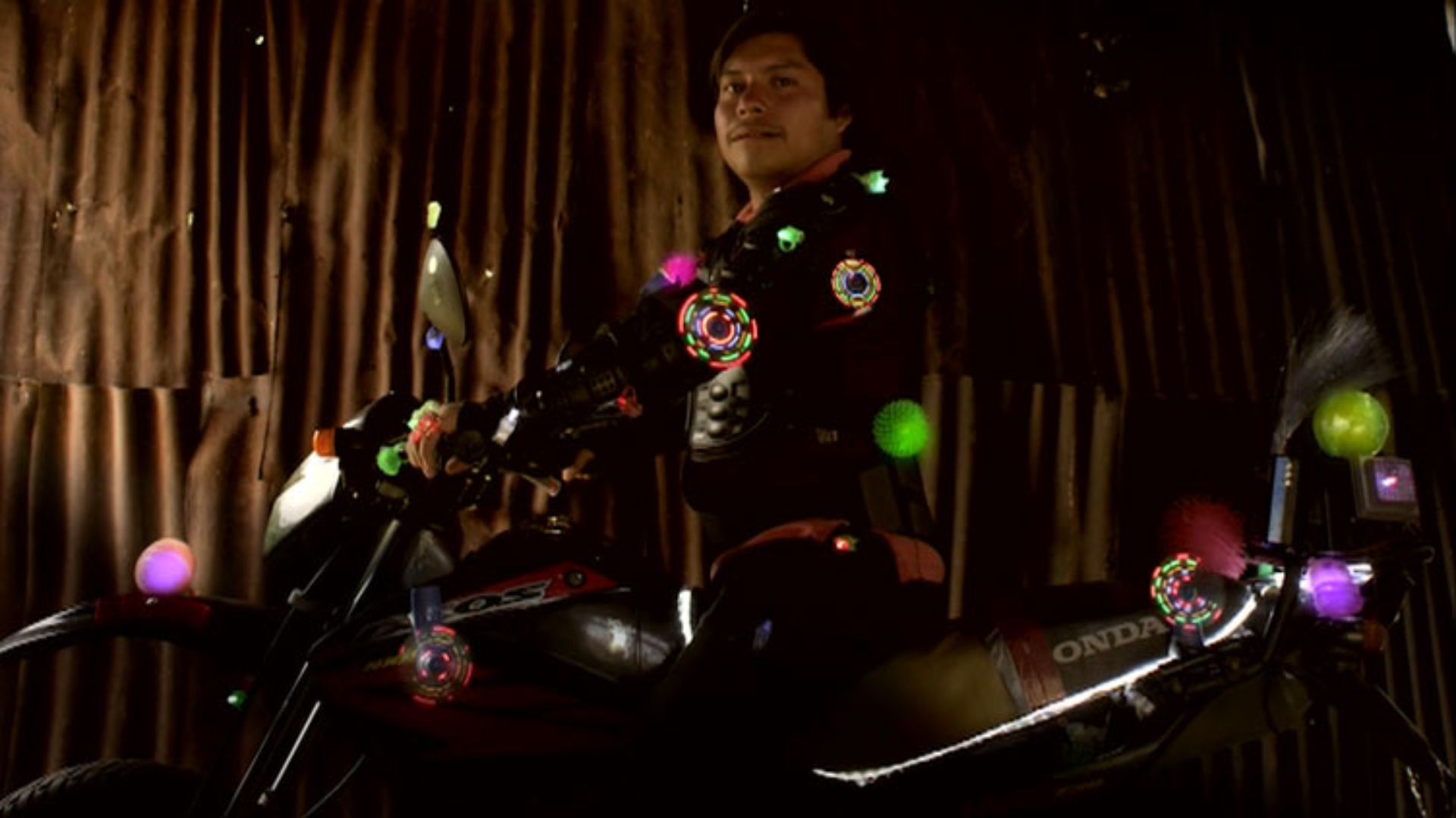Al motociclista no le cabe la felicidad en su traje, de Gabriel Herrera (2023). Sundance CDMX 2024. Cortos