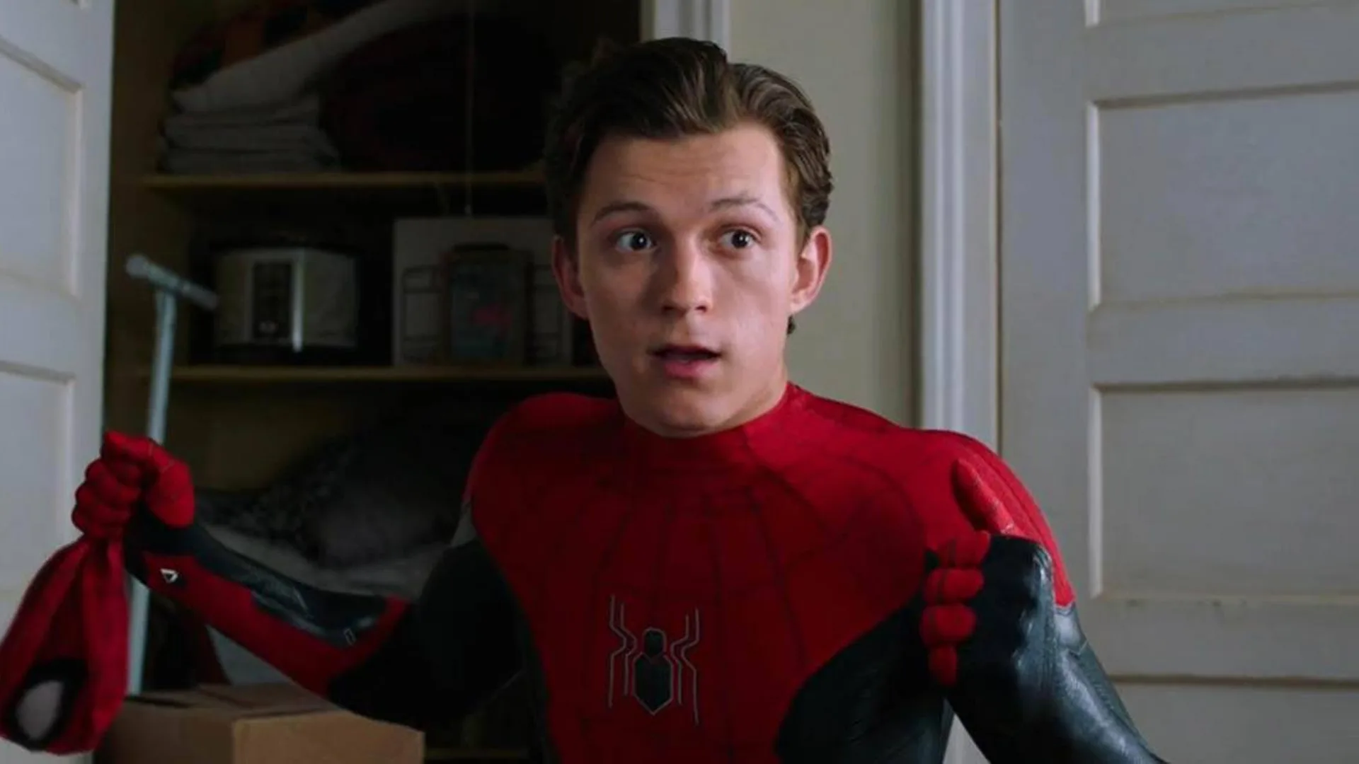 Tom Holland con traje de Spider-Man