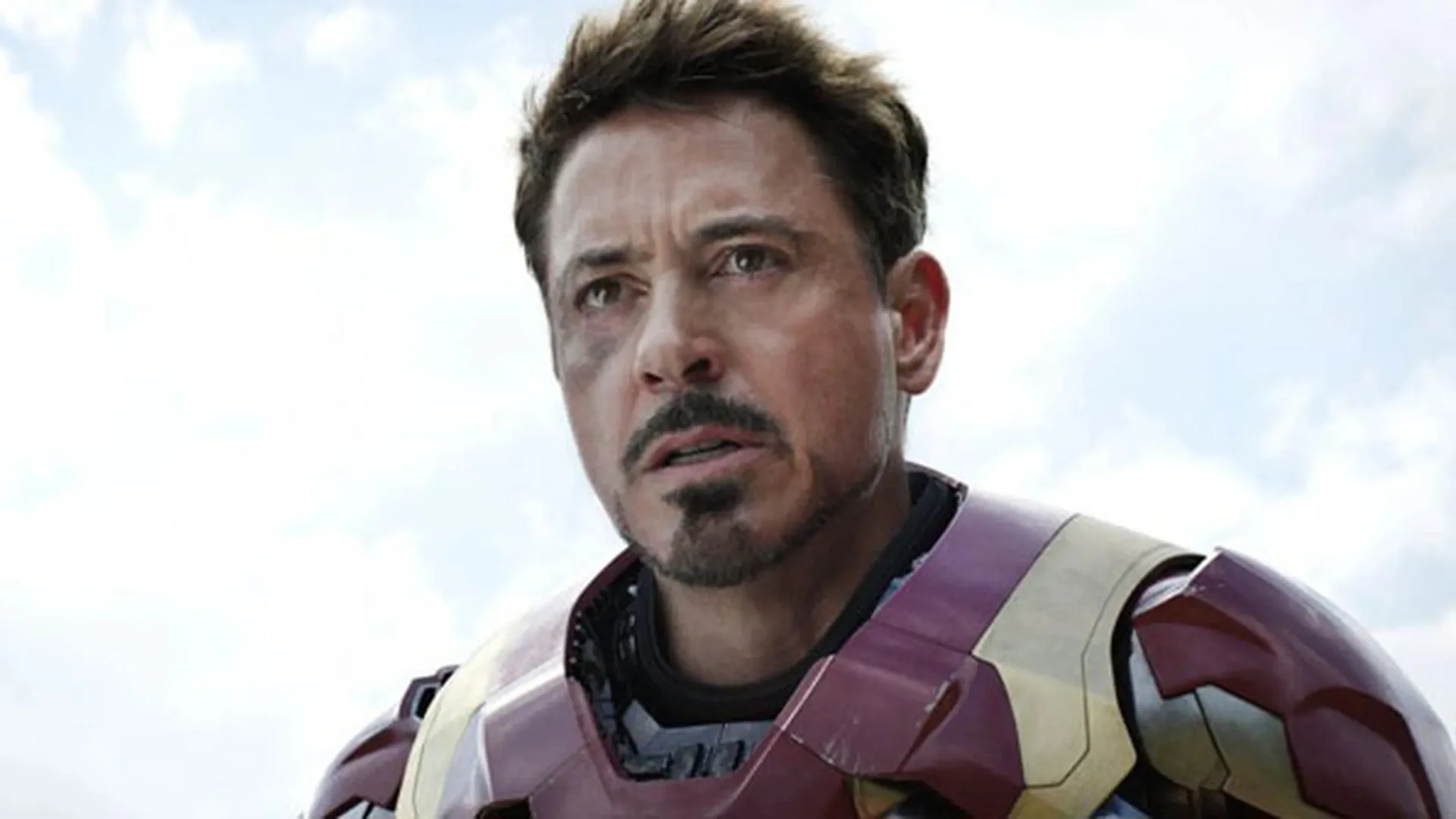 Tony Stark como Iron Man.