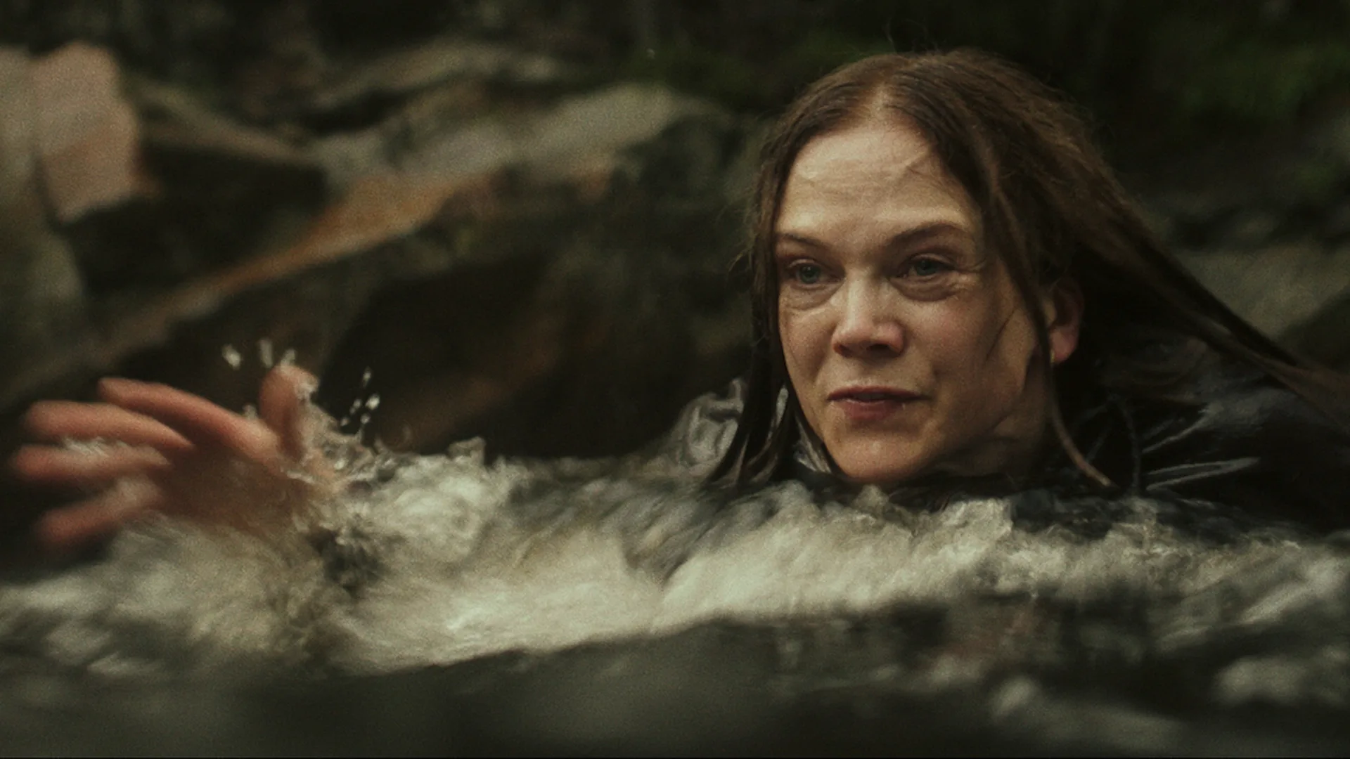 Mujer ahogándose en un río, cartelera cinépolis abril 2024.