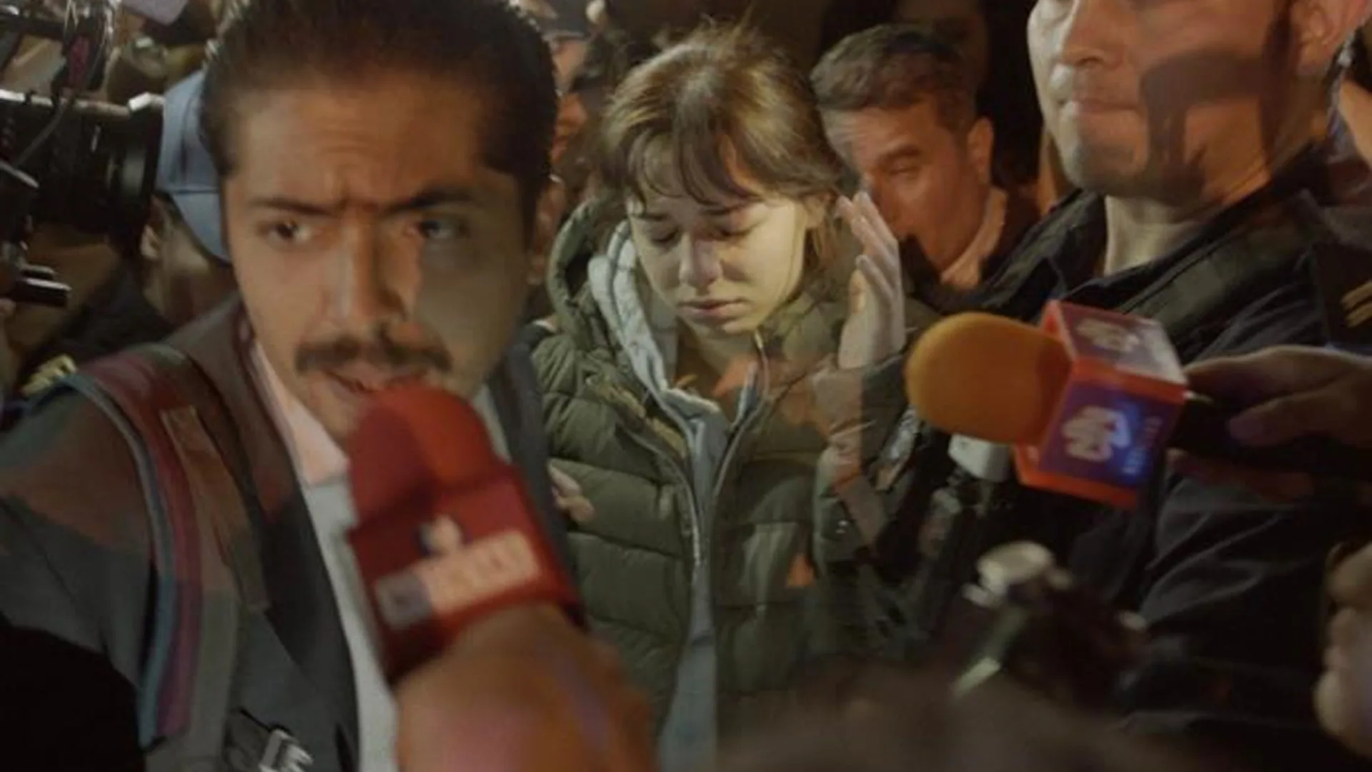 Un actor malo Fiona Palomo rodeada de reporteros.