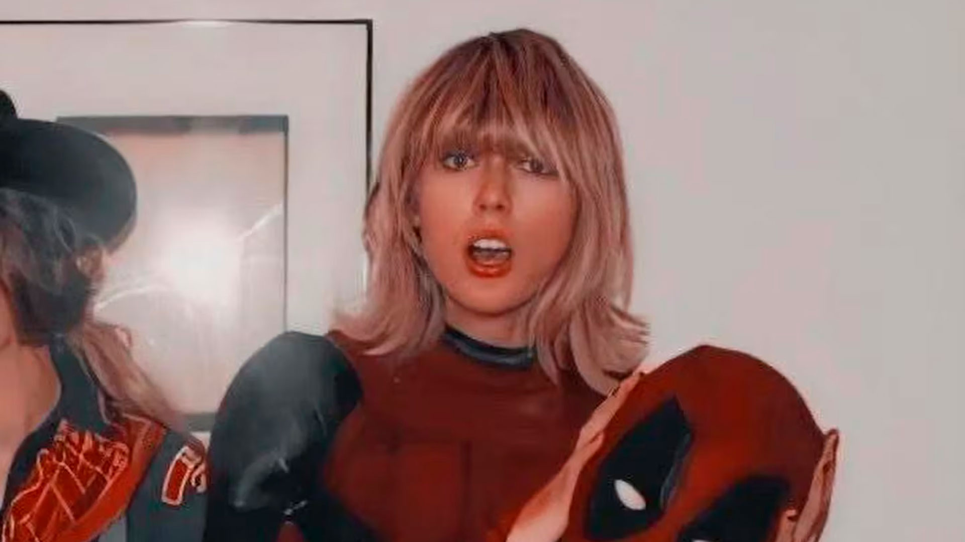 Taylor Swift como Deadpool