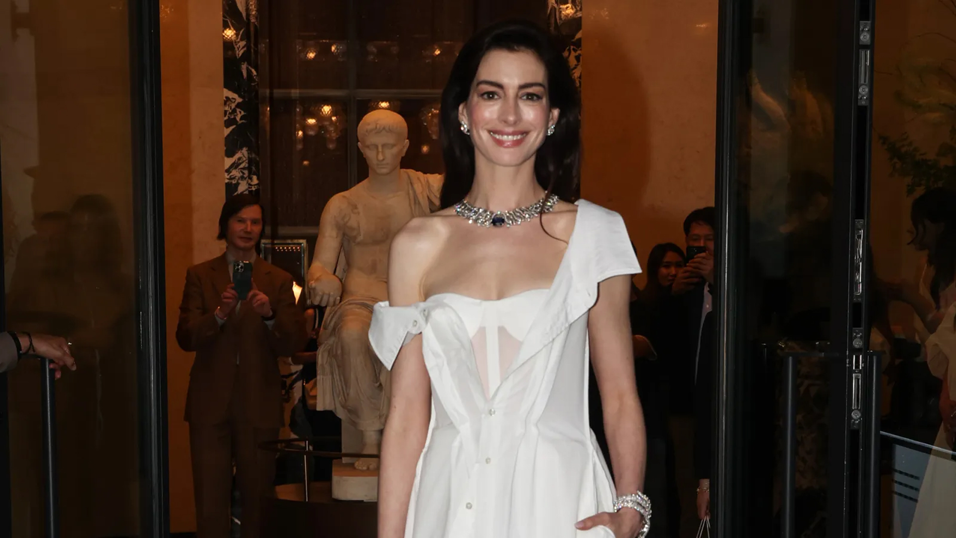 Vestido blanco de Anne Hathaway en Roma