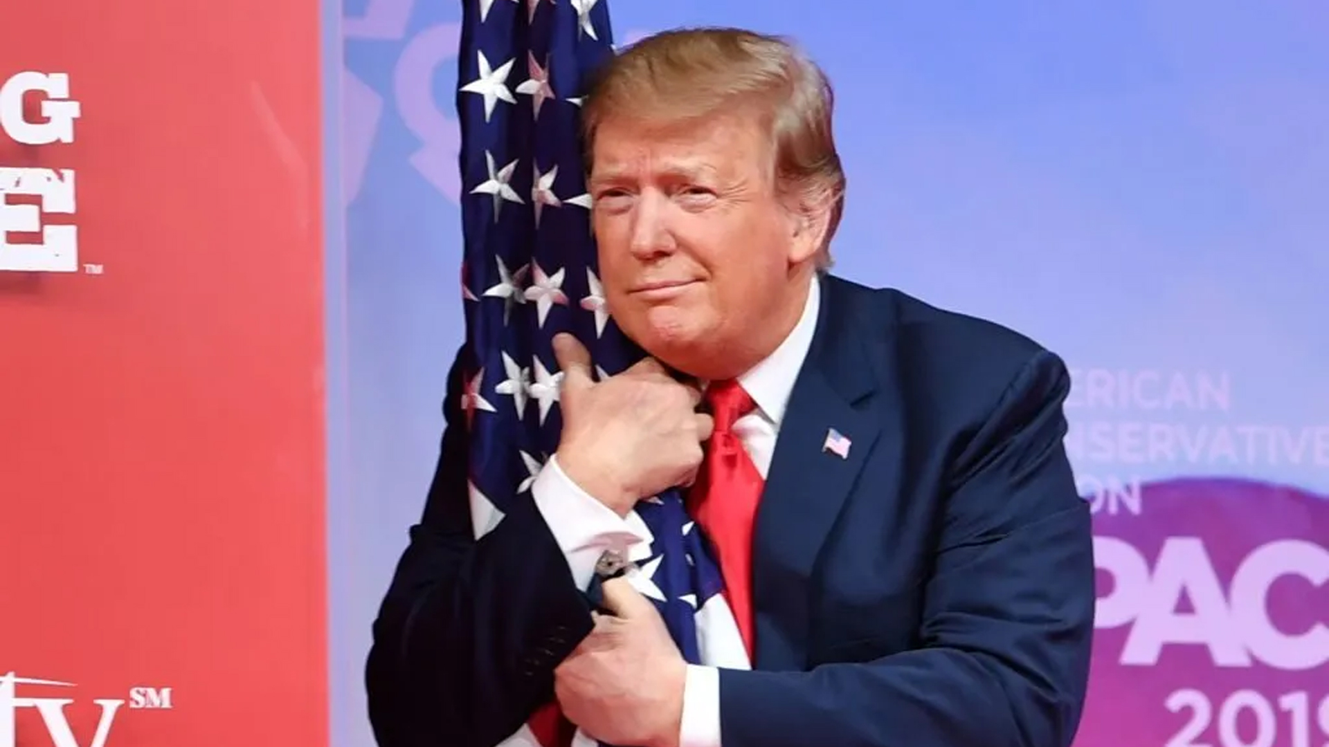 Donald Trumpo con bandera