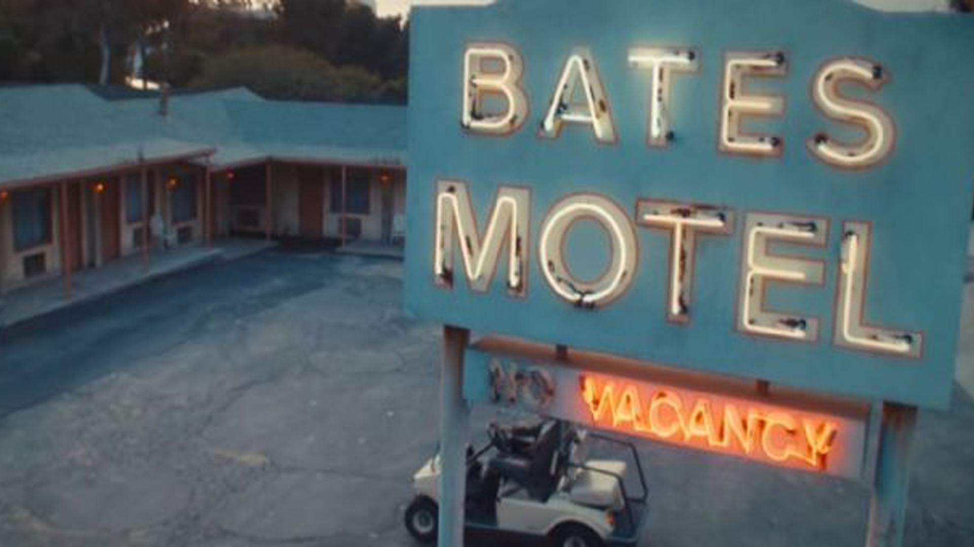 MaXXXine Bates Motel referencias
