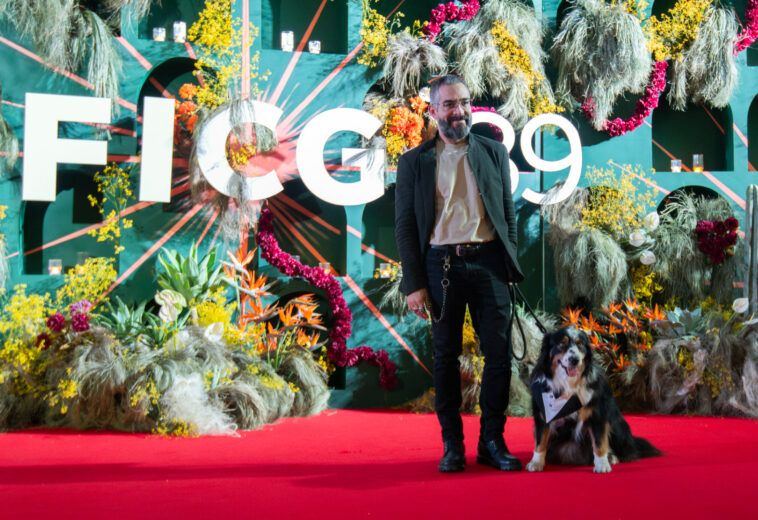 Omar Chaparro con su perro en el FICG