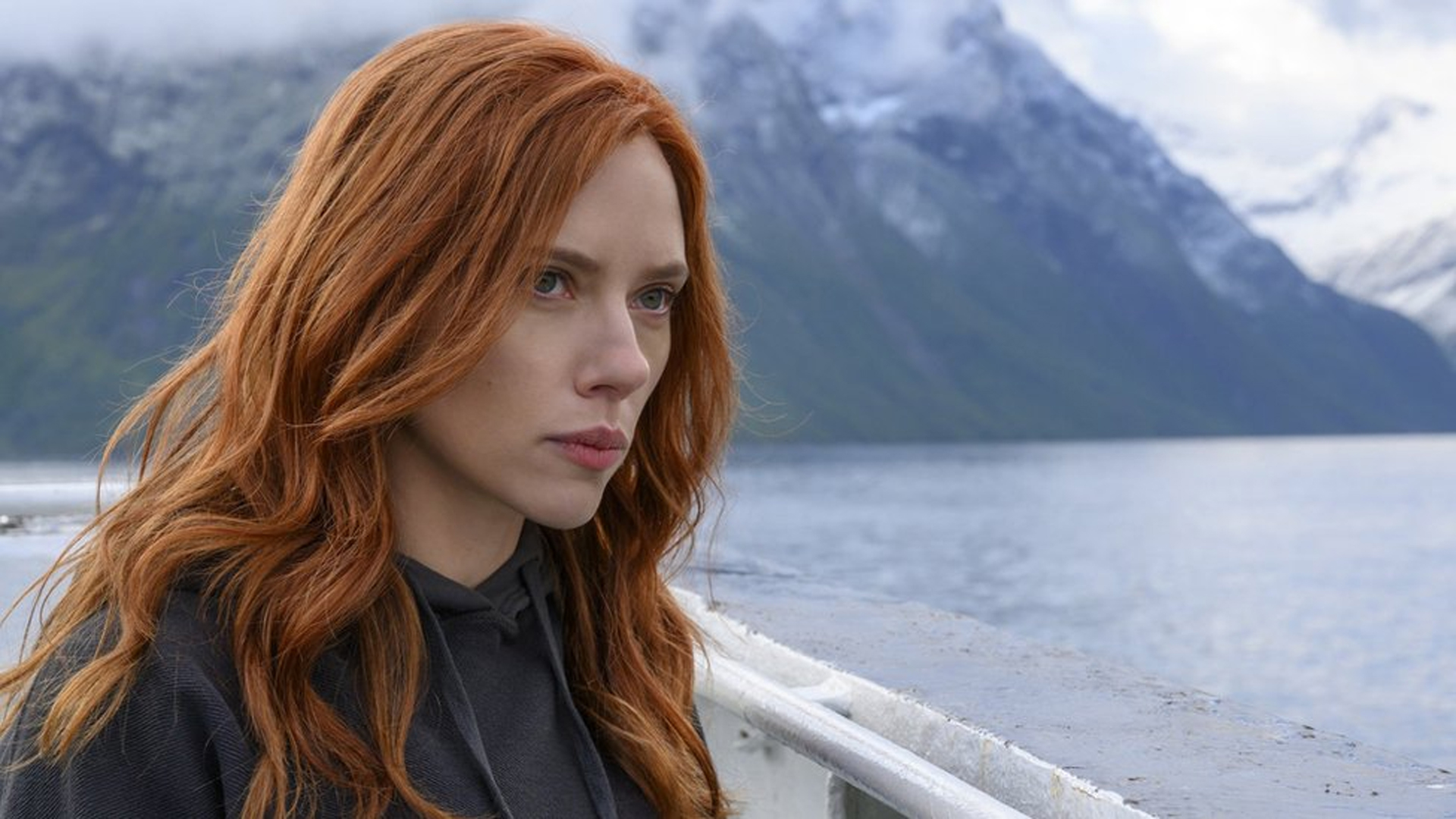 Scarlett Johansson en Black Widow viendo al mar