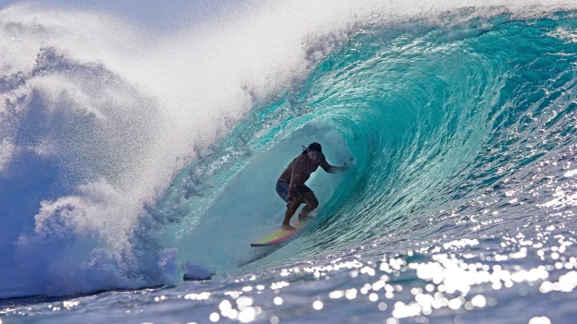 Tamayo Perry surfeando